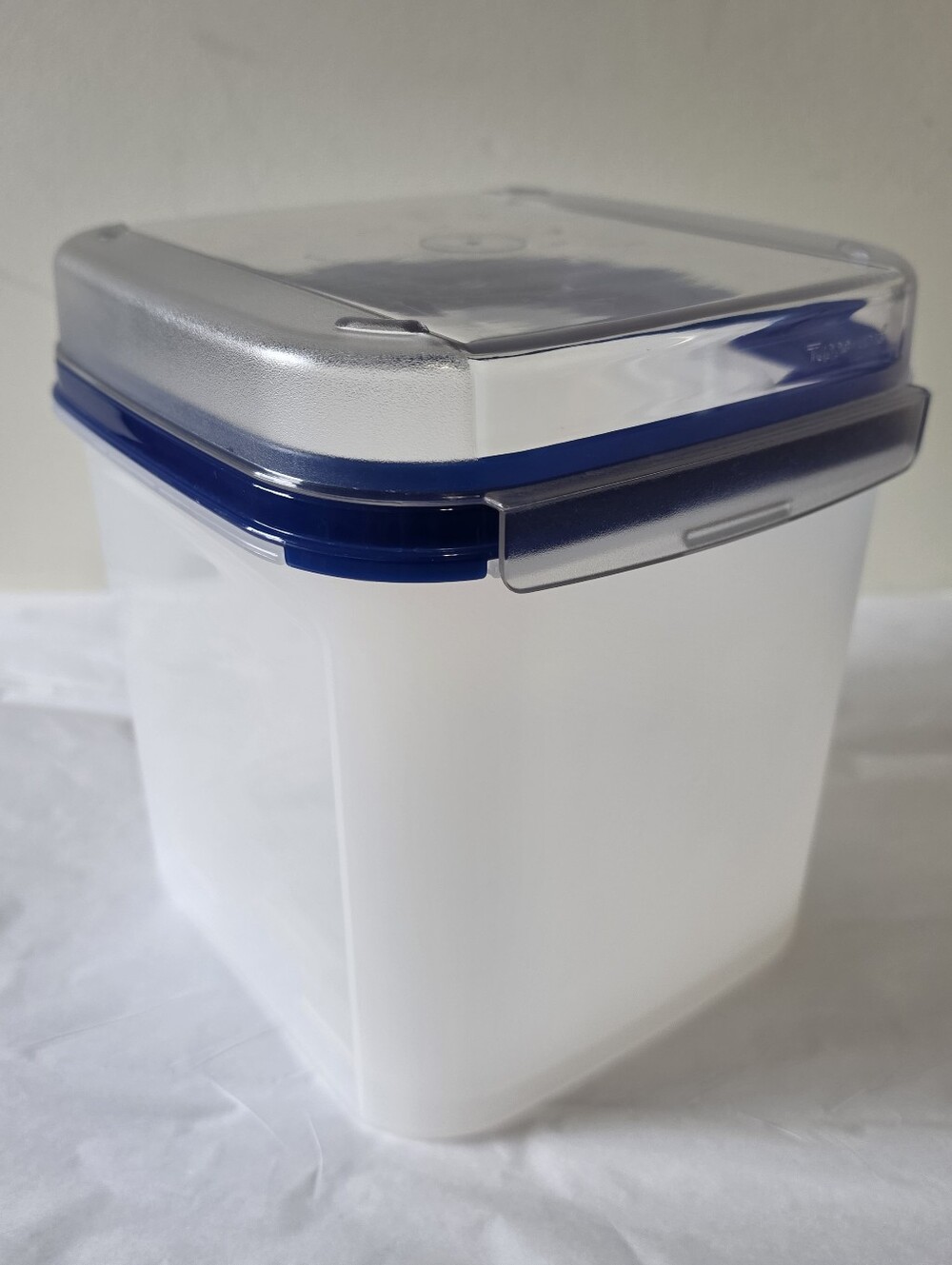 Tupperware Modular Mates Bread Keeper Blue Seal Hinged Flip Top 17 Cup w/ Insert